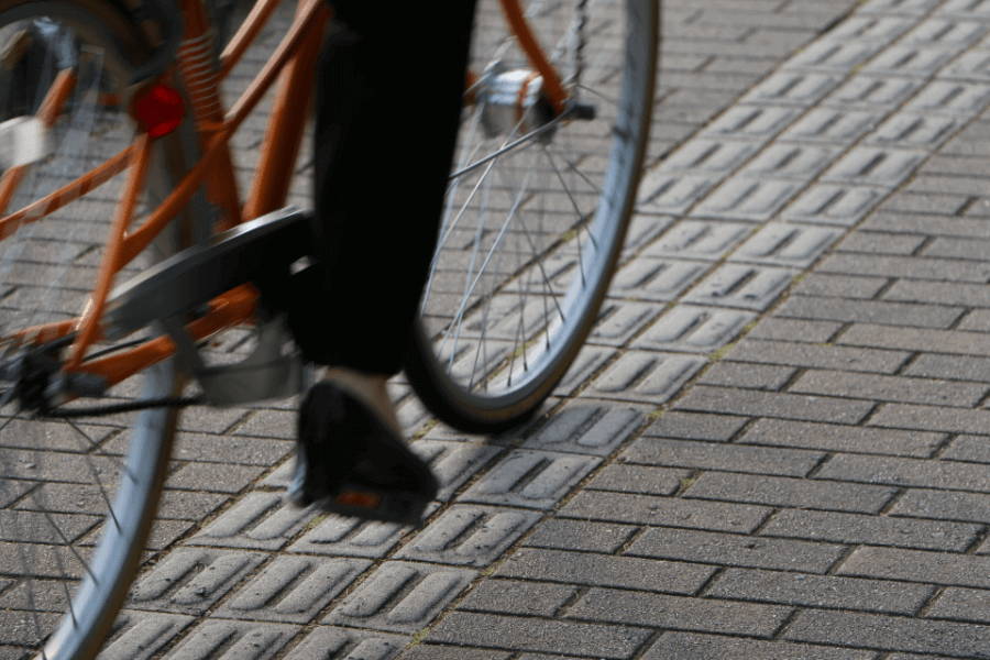 歩道を走る自転車