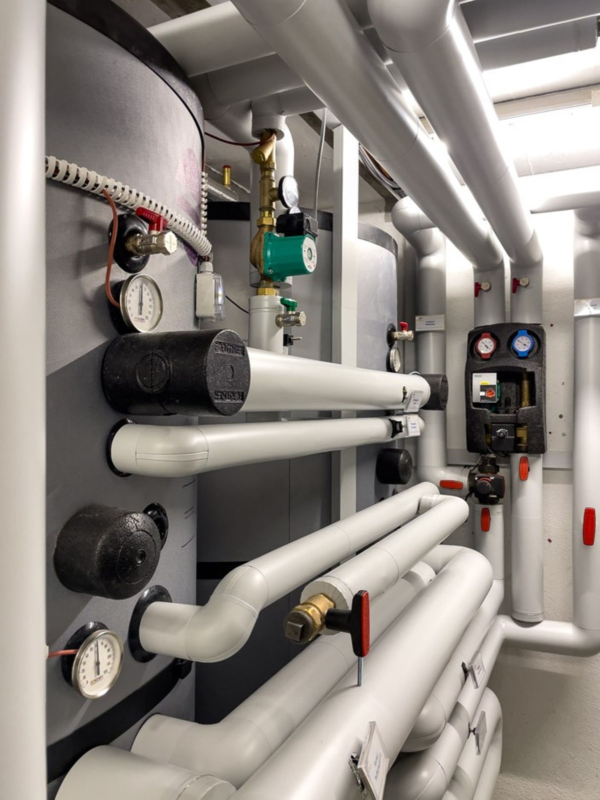 Foto Kundenreferenz Mehrfamilienhaus Altbau Technikraum zwei Hygienespeicher Hygienespeicher