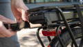 Gazelle Paris C7 elektrische stadsfiets met lage instap, afgebeeld in zijaanzicht op neutrale achtergrond, met Bosch middenmotor, gesloten kettingkast, verende voorvork en zadelpen, MIK-bagagedrager en spatborden – gericht op comfortabel dagelijks gebruik en woon-werkverkeer.