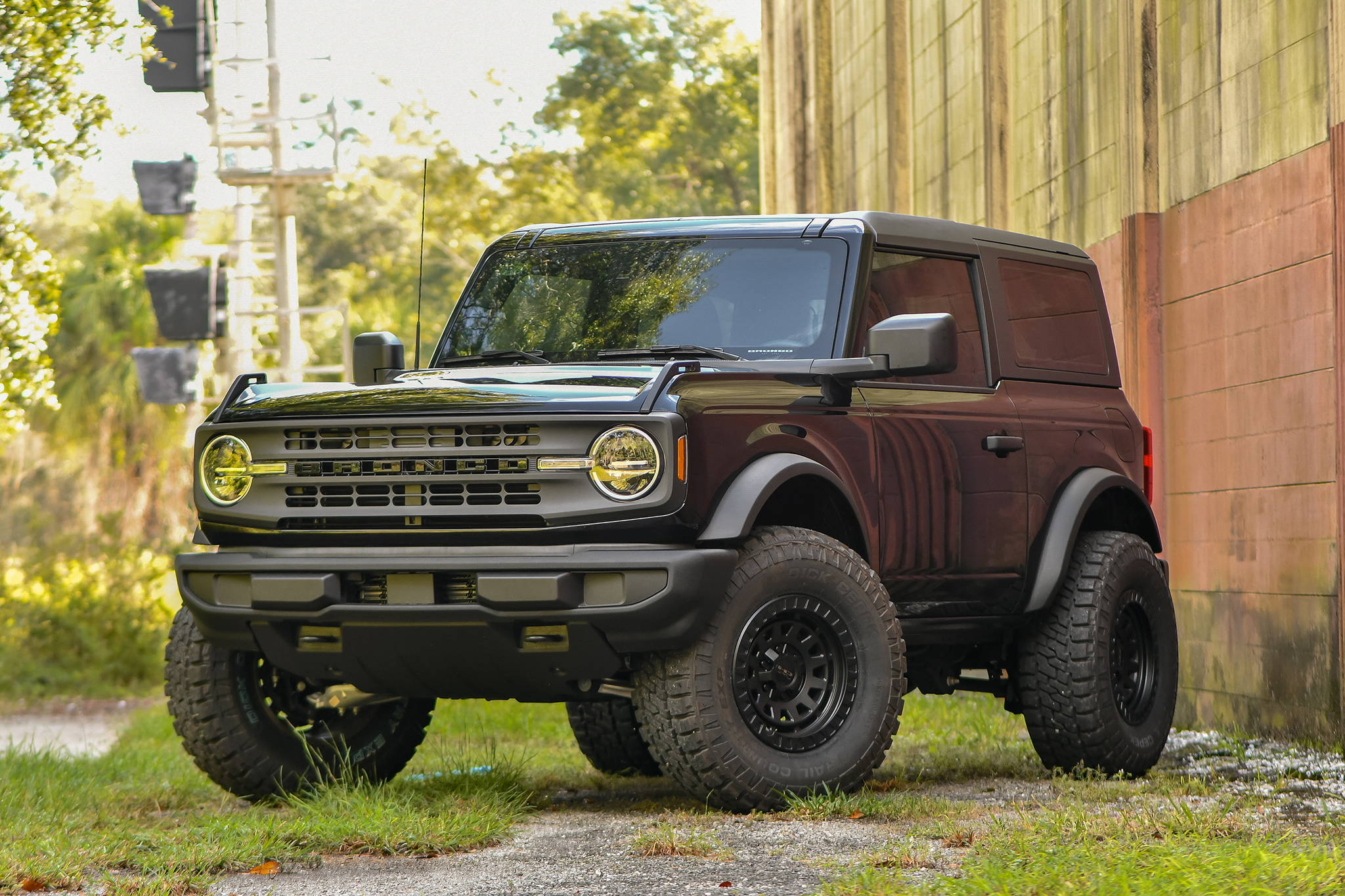 2021 FORD Bronco 2 Door Lifted with the HD Off-Road Overland Sector Venture Wheels in 17x9.0 in All Satin Black and Bronze