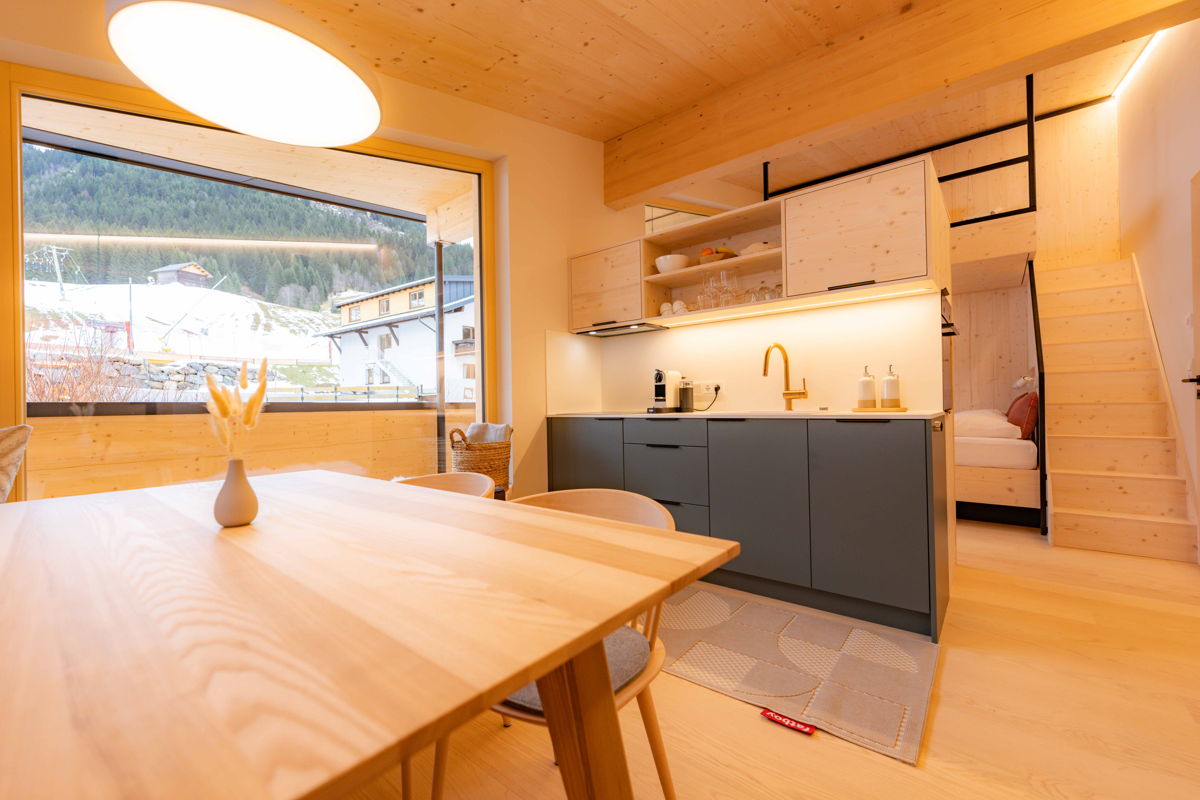 Essbereich mit Holztisch im Zimmer Cozy Kabel von Hugo & Pepi.