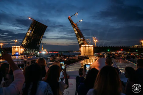 К мостам ночного Петербурга