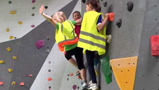 cliffhanger boulderlounge berlin kinder winken von kletterwand