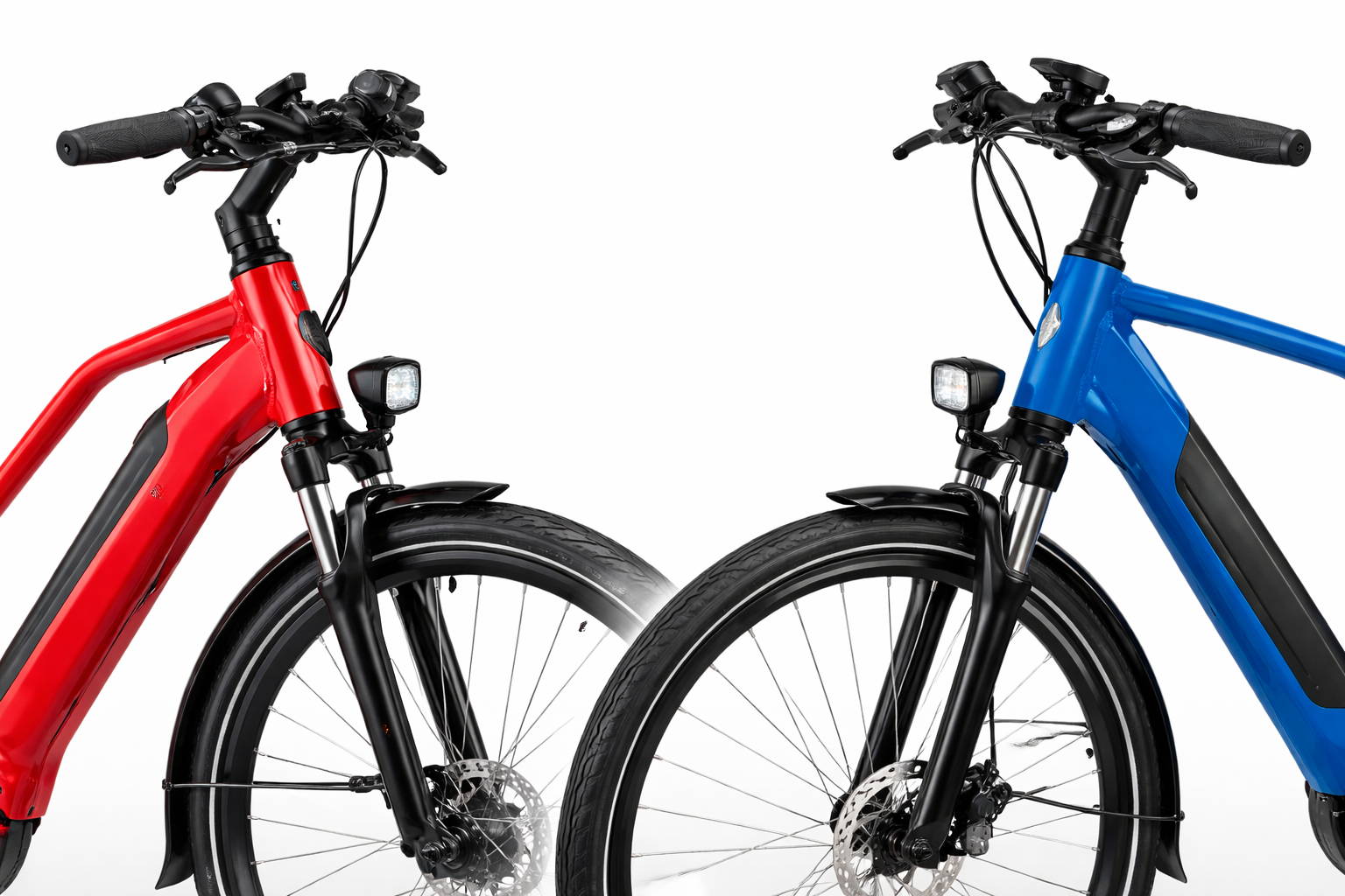 Head-to-head vergelijking van een rode Stella en een blauwe Gazelle e-bike, met alleen de voorste framehelft, het stuur en het voorwiel in beeld op een neutrale achtergrond.