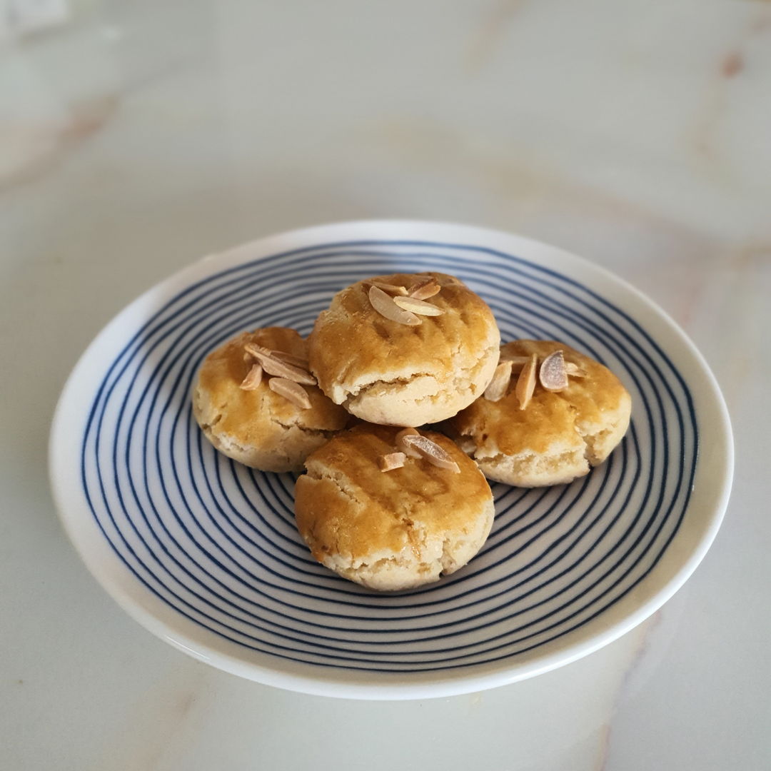 Love this new year almond biscuit recipe. Tried making it with canola oil the first time, flavour wasn't nutty enough. Was perfect when made with peanut oil! So soft and delicious to eat, my parents say it tastes very authentic!