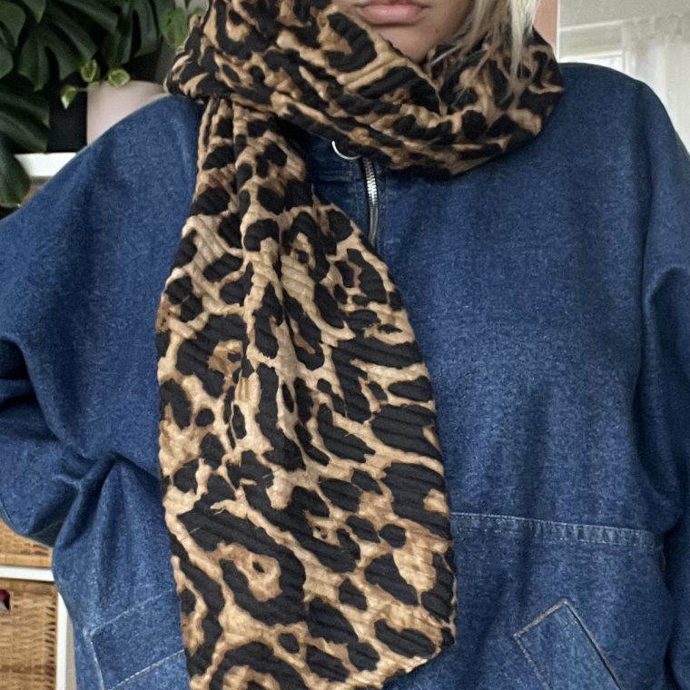 Leo scarf
