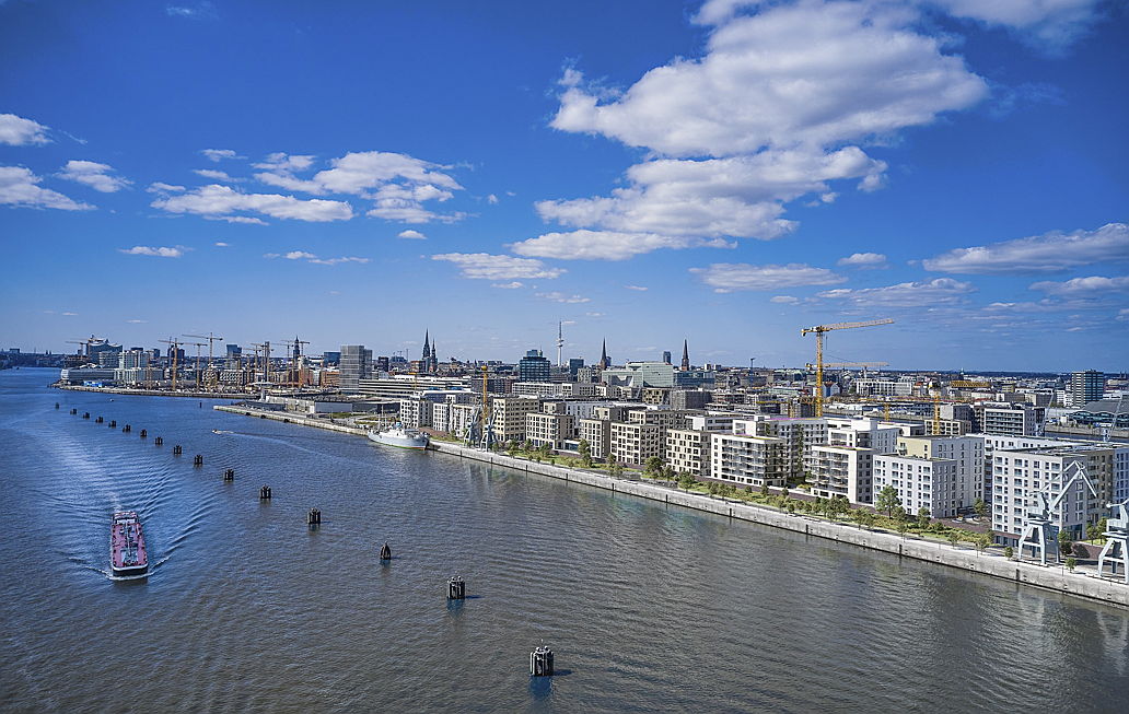  Hamburg
- Mit der einzigartigen Lage zwischen Speicherstadt und Elbe, der außergewöhnlichen Architektur, einem facettenreichen Kultur- und Gastronomieangebot und einer gewachsenen Infrastruktur ist die HafenCity ein Wohn- und Lebensort mit allerbesten Zukunftsperspektiven.