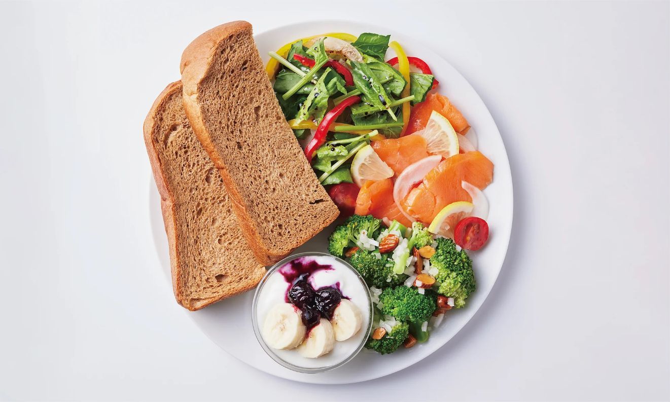 主食を低糖質パンに「置き換え」。食事を楽しみ、暮らしを豊かに。