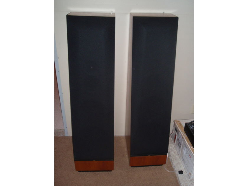 BEAUTIFUL AUDIOPHILE THIEL CS 3.6'S IN RARE CHERRY WOOD VERY LITTLE USE! RETAIL =$4500! BEST SPEAKER FOR THE $$!!