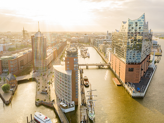 Hamburg - Immobilie mit Drohnenfotos bis zu 68 % schneller verkaufen: Wir vermarkten Ihre Immobilie mit beeindruckenden Aufnahmen aus der Luft.