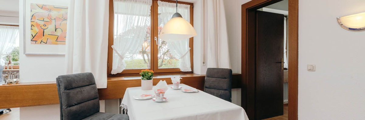 Küche mit Essecke mit Blick auf die Berge.