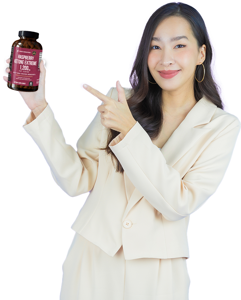 Weight loss expert Lisa Lynn holding a bottle of our Slimming Pills Supplement