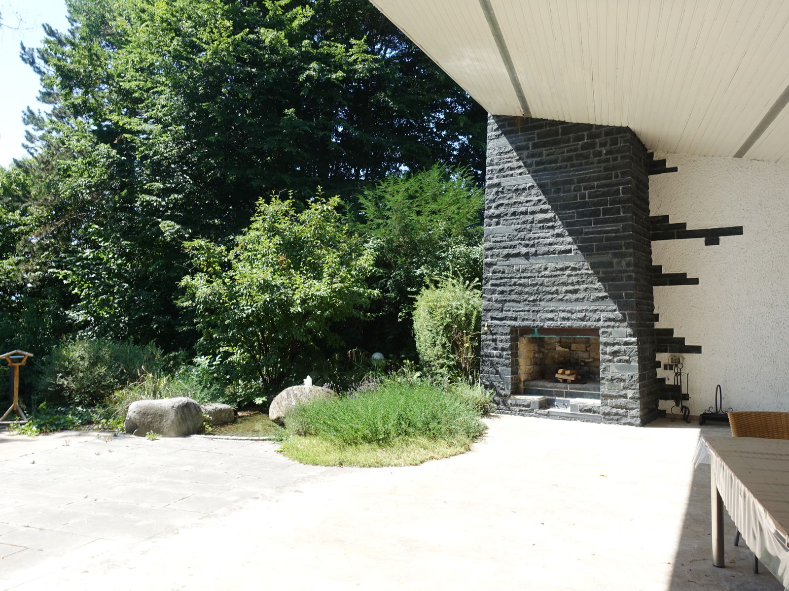 Architektonische Glanzleistung trifft Gartenparadies und Innenpool • 7-Zimmer-Eigentumswohnung in der Kreßbacher Villensiedlung