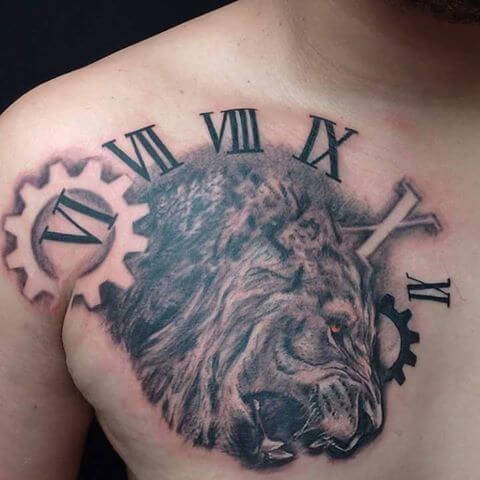 Tatouage Lion Pectoraux Chiffres Romains