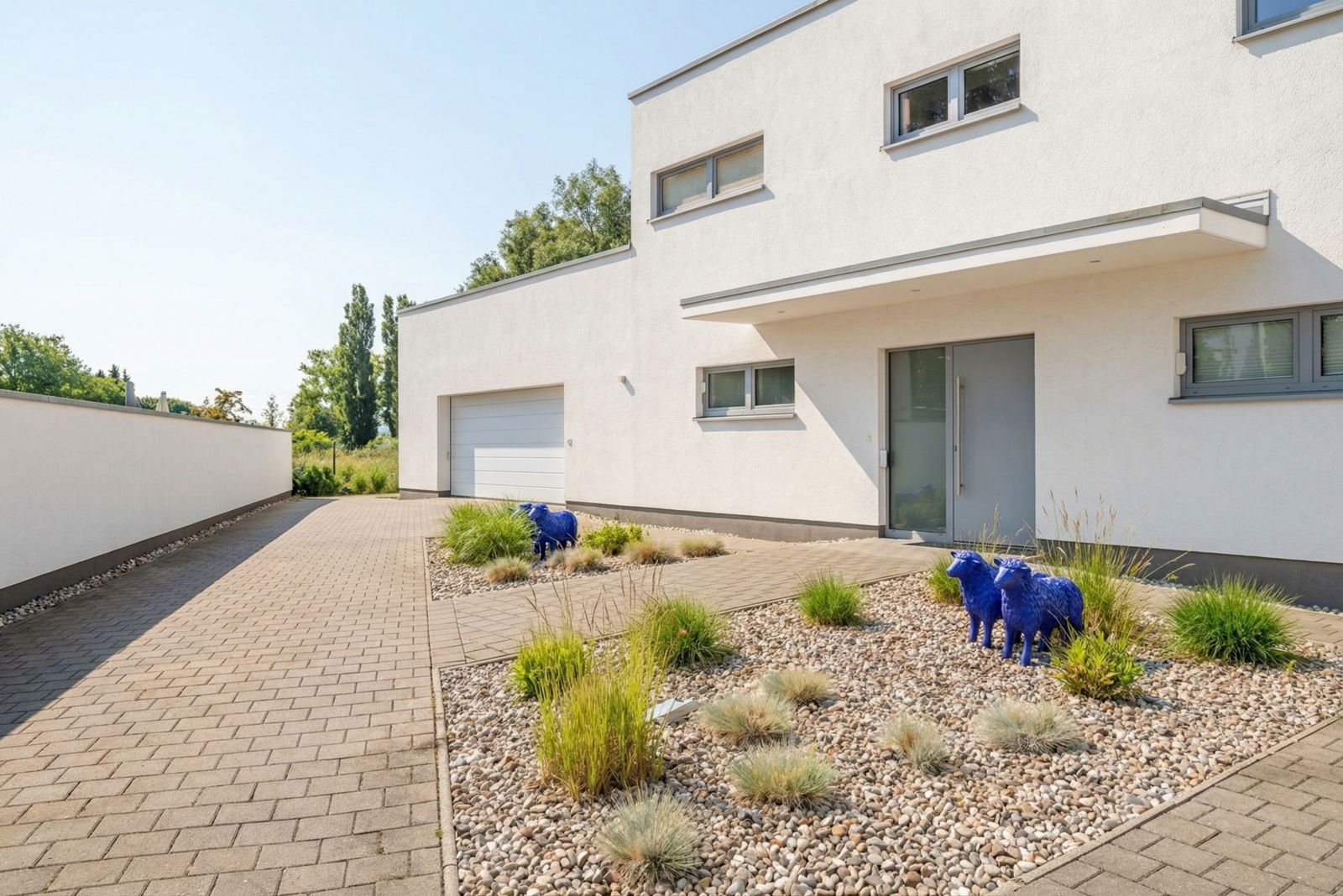 Luxusresidenz am Seekanal; maritimer Ausblick mit Gartenparadies in exklusiver Lage von Warnemünde-Hohe Düne