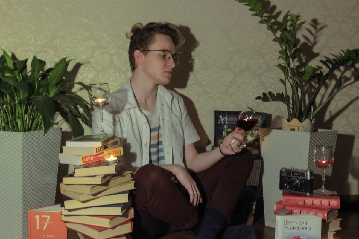 livres, homme et verre de vin – exposition vin et littérature Musée du Vin 2023