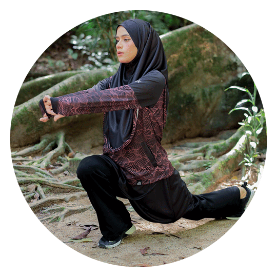 this muslim women showing how stretchable the modest activewear by KIMYRA