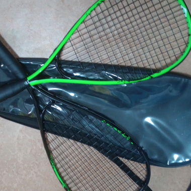 2 Badmintonschläger mit 3 Federbälle und die Hülle