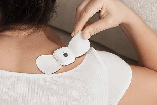 ワイヤレスTENSポッドを背中上部に装着（配線なし）