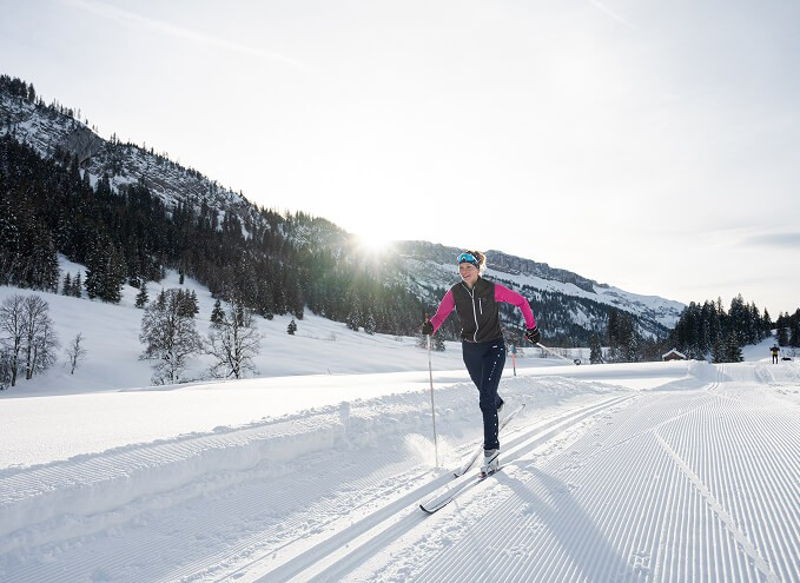 Langlaufen: Eine beliebte Aktivität im Winterurlaub im Allgäu.