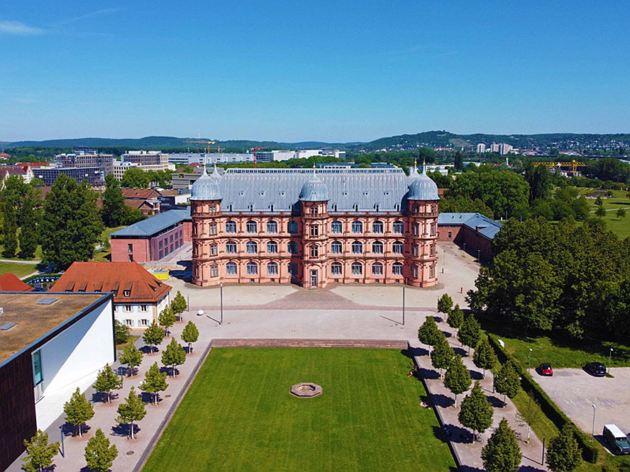  Karlsruhe
- Hier sehen Sie das Schloss Gottesaue aus der Luft. Erfahren Sie mehr über den Kauf oder Verkauf eines Mehrfamilienhauses in Karlsruhe.