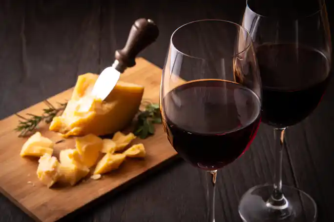 Amsterdam: Wine and Cheese Evening Cruise