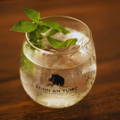 Verre rempli de Gin de la distillerie Beinn An Tuirc sur la péninsule de Kintyre dans le sud-ouest des Highlands d'Ecosse