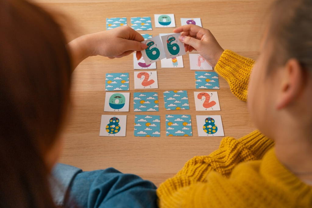Des enfants jouent à un jeu de mémoire de cartes.