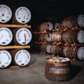 Chai traditionnel Dunnage Warehouse rempli de fûts de whisky en bois dans la distillerie Ardnahoe sur l'île d'Islay dans les Hébrides intérieures d'Ecosse