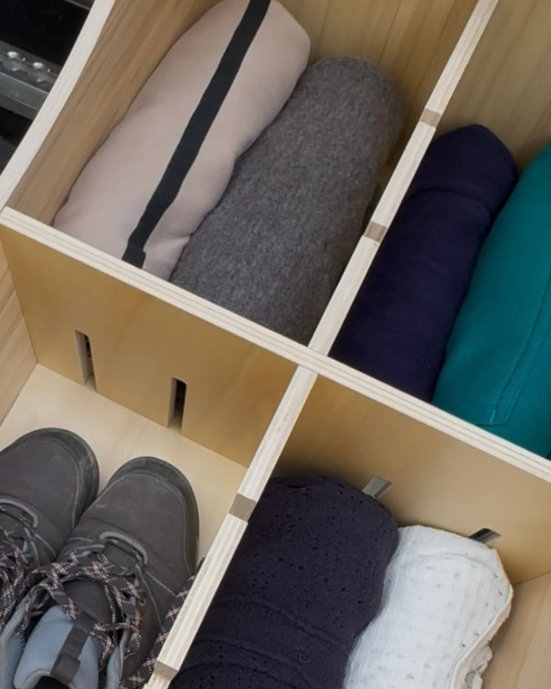 voyage - rando - roadtrip - van aménagé - rangement - minimalisme - organisation - vêtement