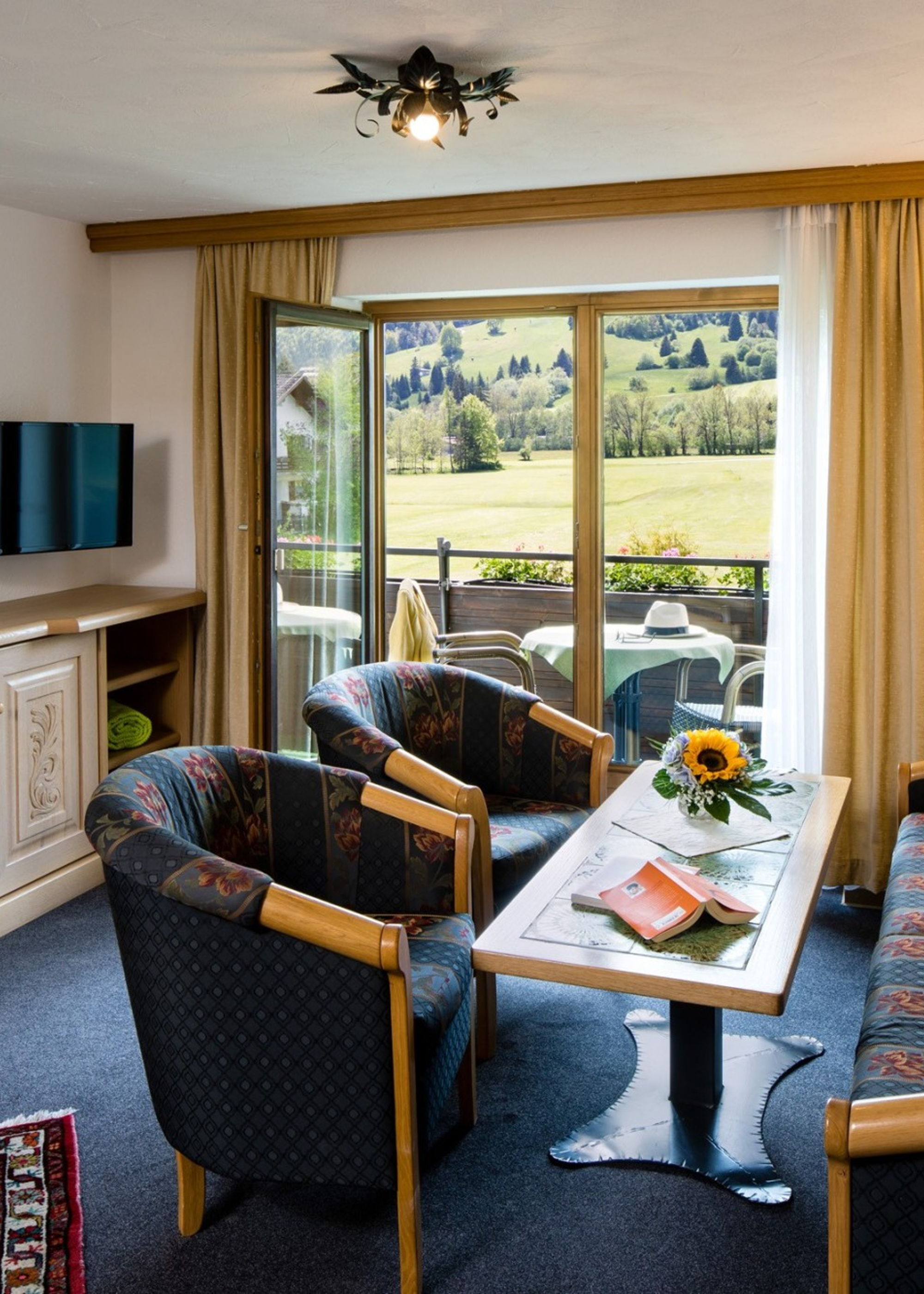 Alpiner Wohlfühl-Look im Wohn- und Essbereich der Ferienwohnung im Allgäu mitten in der Natur