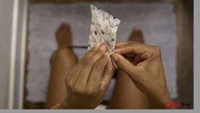 How to put on a feminine hygiene pad