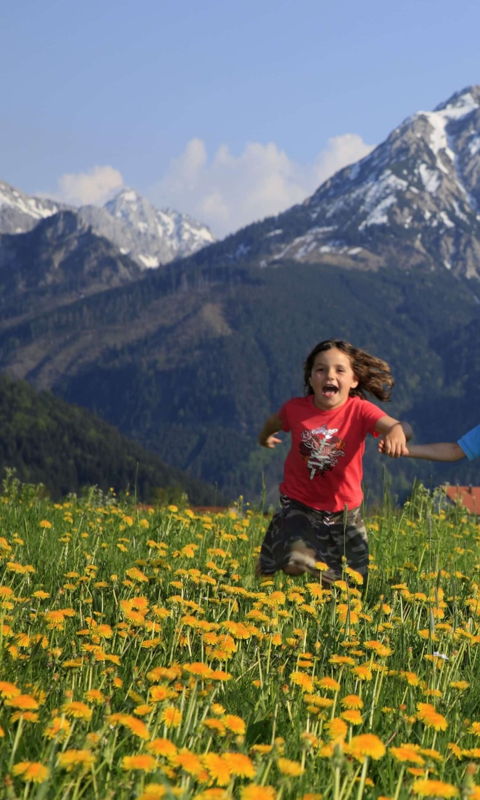Allgäu Urlaub mit Kindern: über blühende Wiesen rund um Pfronten.
