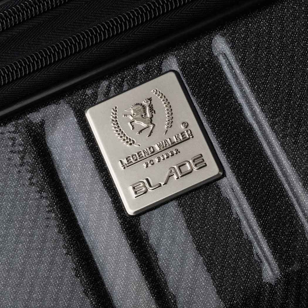 超軽量PCファイバー採用