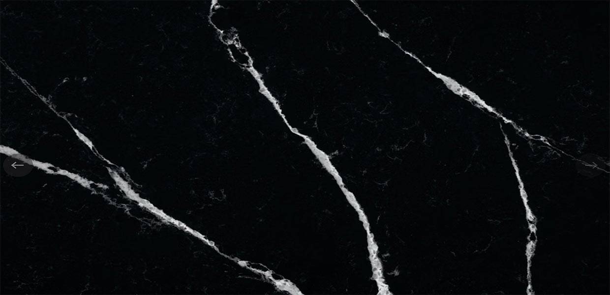 Materialmuster Silestone Et Marquina, tiefschwarzer Hintergrund mit kontrastreichen, feinen weißen Adern.