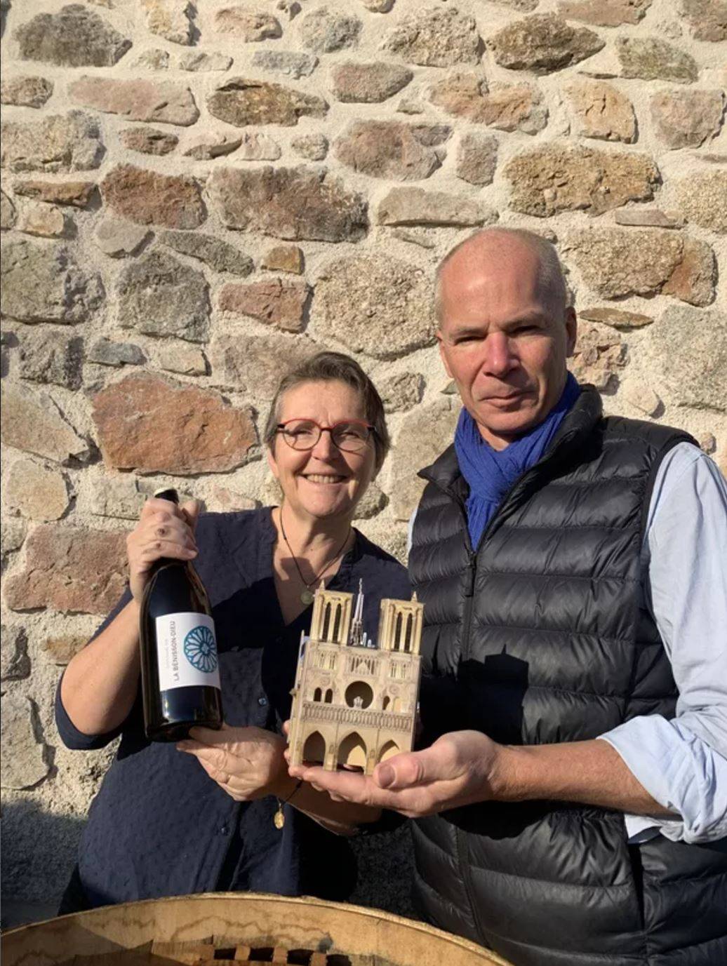 C’est au cœur de la Côte Roannaise, dans le petit village de La Bénisson-Dieu, que Régis et Aude-Reine Anouil ont fait naître leur domaine viticole