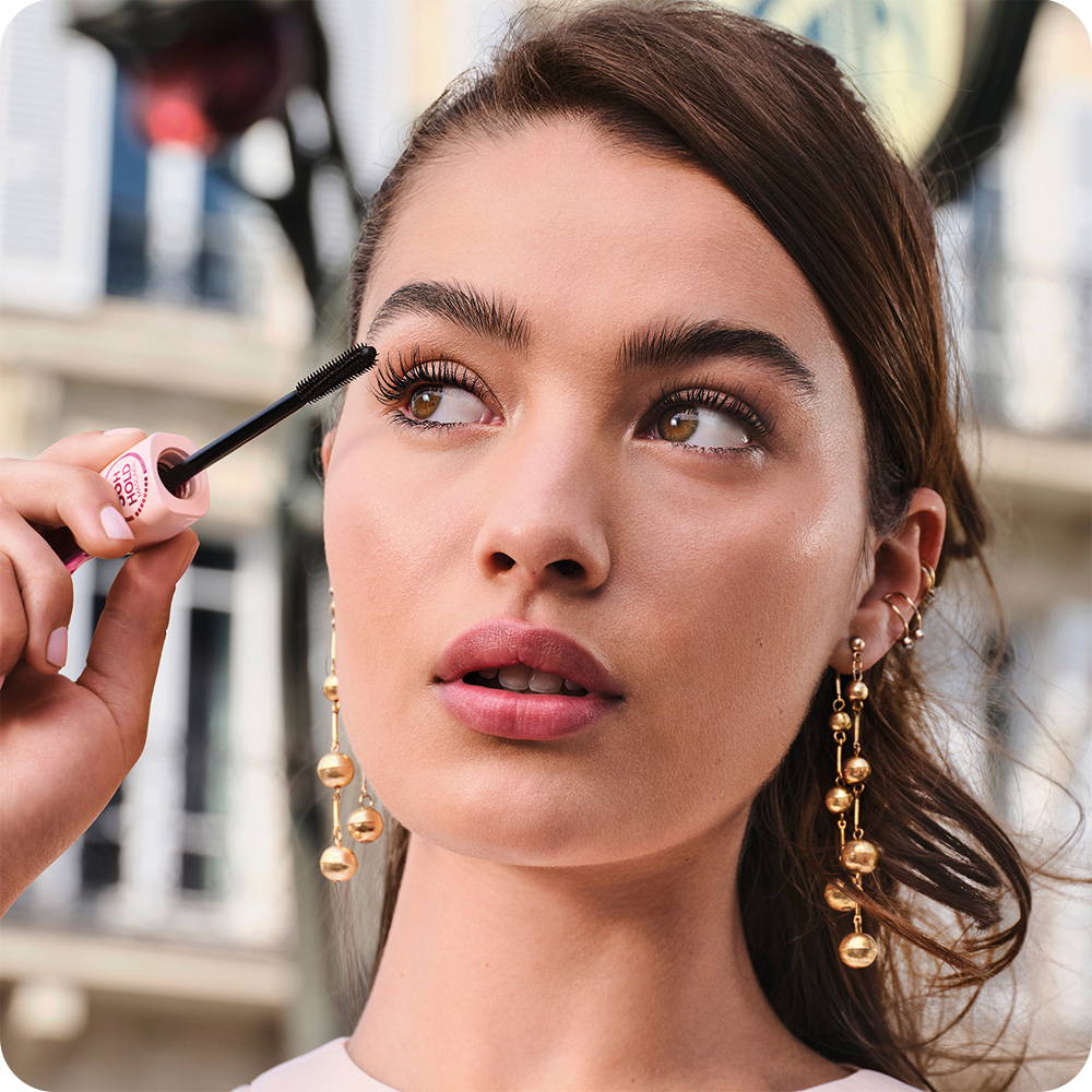 femme se mettant du mascara volume Twist, Lift & Freeze
