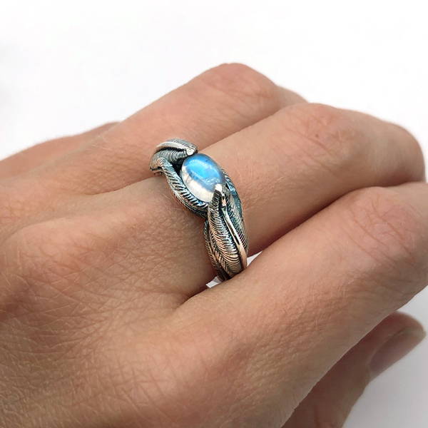 Pierre de lune sertie sur une bague de plumes en argent sterling oxydé 