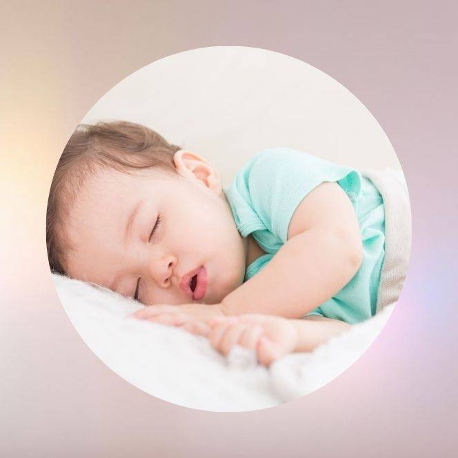 Bébé paisiblement endormi – collection Bracelets Apaisement & Sommeil pour favoriser la détente, la sécurité et le sommeil réparateur des enfants.