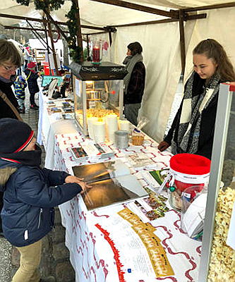  Hamburg
- The MC Elbe collected donations for the E&V Charity at two Christmas markets in Hamburg; here at the booth: Trainee Paulina Cierpiol