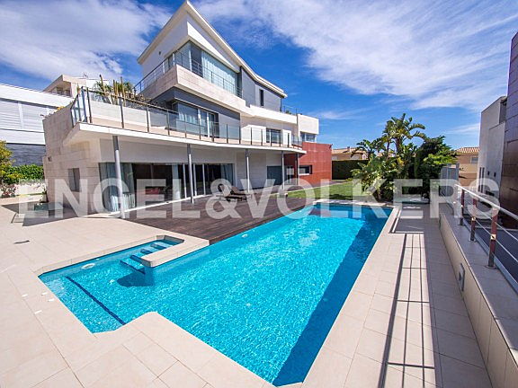  Alicante
- Luxurious Modern Villa with Sea Views
