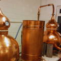 Alambics traditionnels en cuivre Pot Stills de la distillerie Ice & Fire dans le Caithness dans le nord-ouest des Highlands d'Ecosse