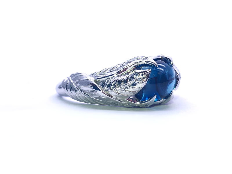 Topaze london blue sur bague feuille