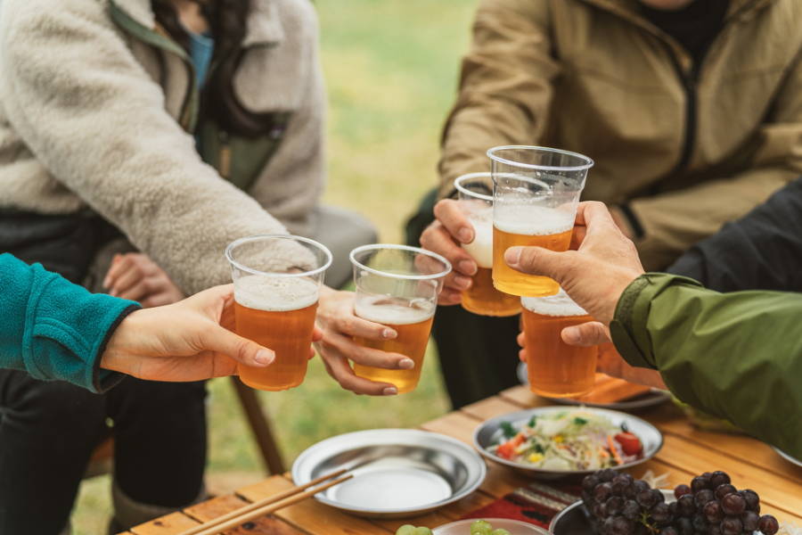 キャンプ場での乾杯