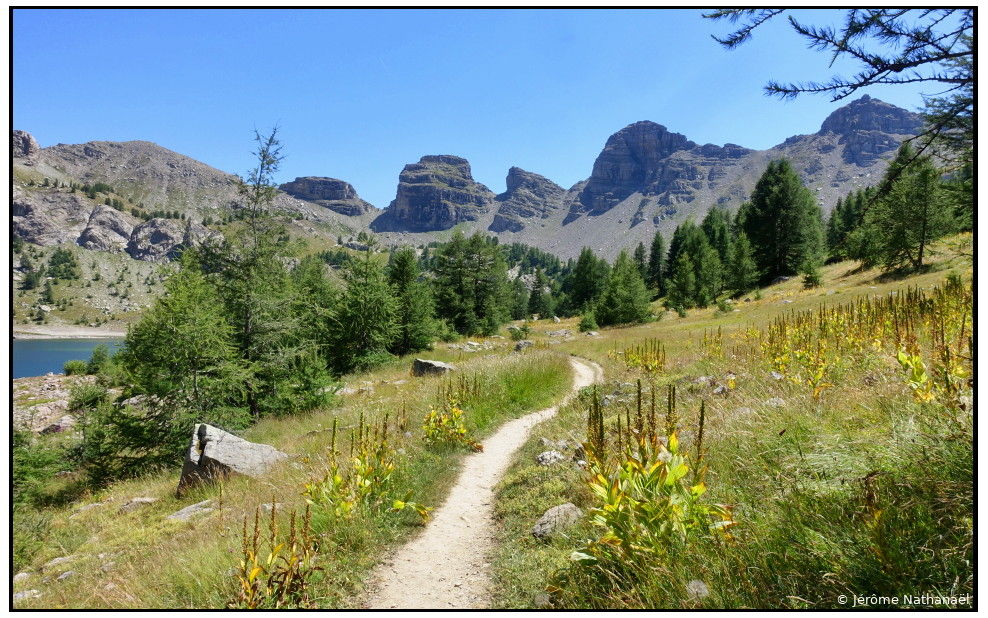 Vue sur les Sommet du Lausson, Pas du Lausson, Montagne de l'Avalanche, Tête du Lac, Tour Noire et Grande Tour depuis le bord du lac d'Allos