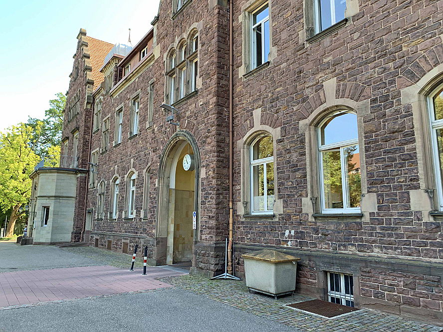  Karlsruhe
- Hier sehen Sie das Städtische Klinikum in der Karlsruher Nordweststadt. Erfahren Sie mehr über den Kauf oder Verkauf eines Mehrfamilienhauses in Karlsruhe.
