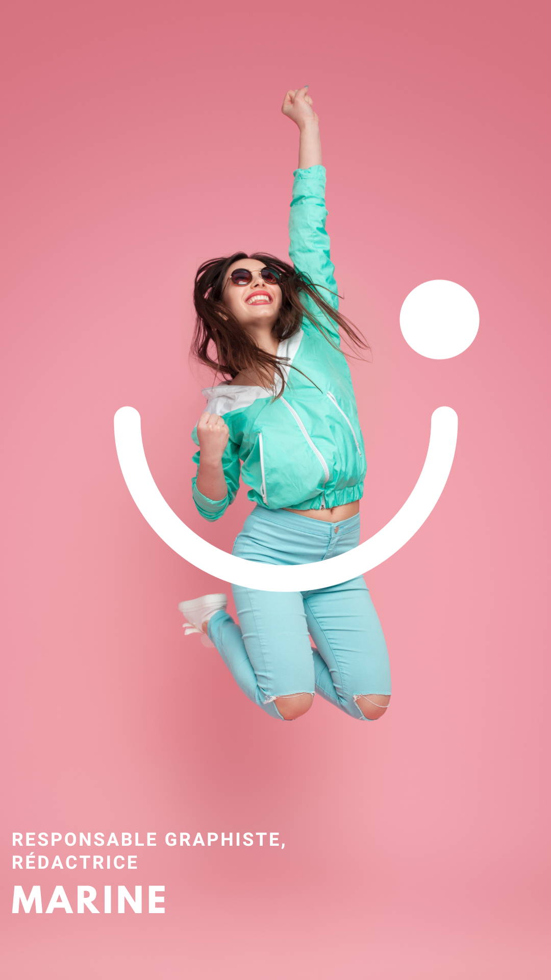 présentation de l'équipe NekoTea Responsable graphiste et rédactrice Marine exultant de joie, en saut avec un poing levé, portant une tenue décontractée turquoise et des lunettes de soleil, sur un fond rose avec un sourire graphique dessiné en arrière-plan.