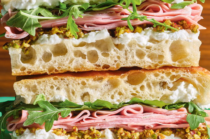 Sandwichs à la mortadelle, condiment à la pistache