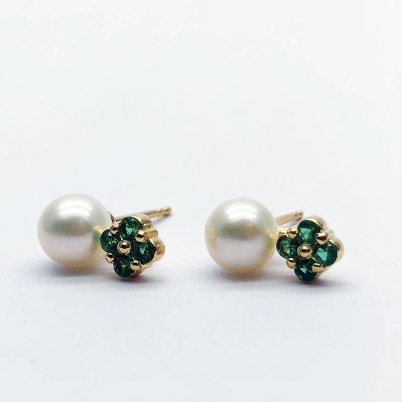 Yellow gold earrings with white pearl and emeralds