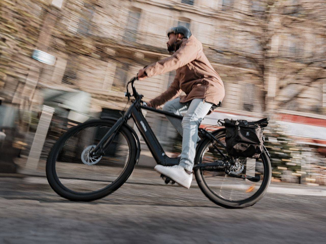 Un homme achète un vélo électrique reconditionné chez ShiftBikes